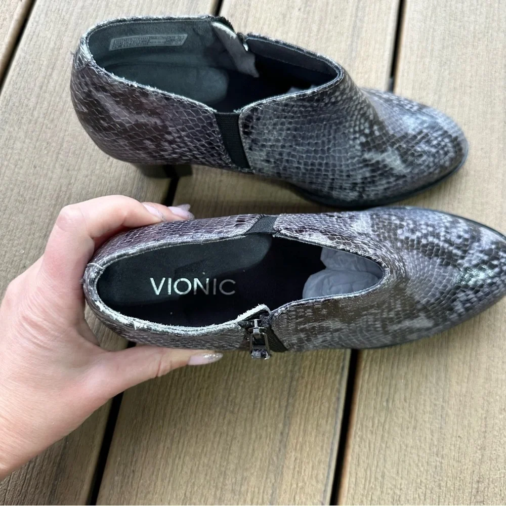Vionic Taber Snakeskin Print Leather Booties Zip Details Size 6.5 Women’s